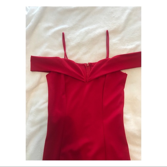 Mermaid style red gown. - Picture 5 of 8